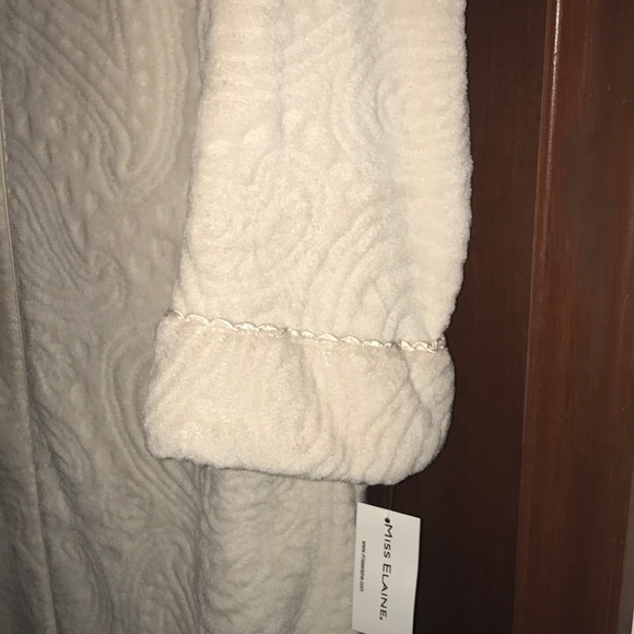 MISS ELAINE BEAUTIFUL OFF WHITE ROBEπ NWT - Picture 4 of 5